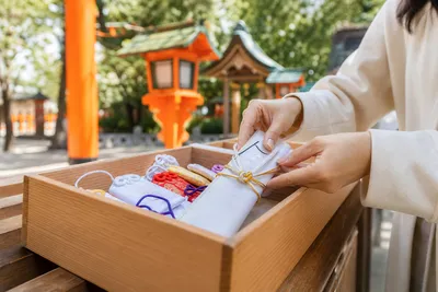 神社で授かった授与品が古くなったらどうする？お守りやお札の正しい返納方法を徹底解説！